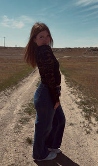 LACE SLEEVE FITTED BLOUSE